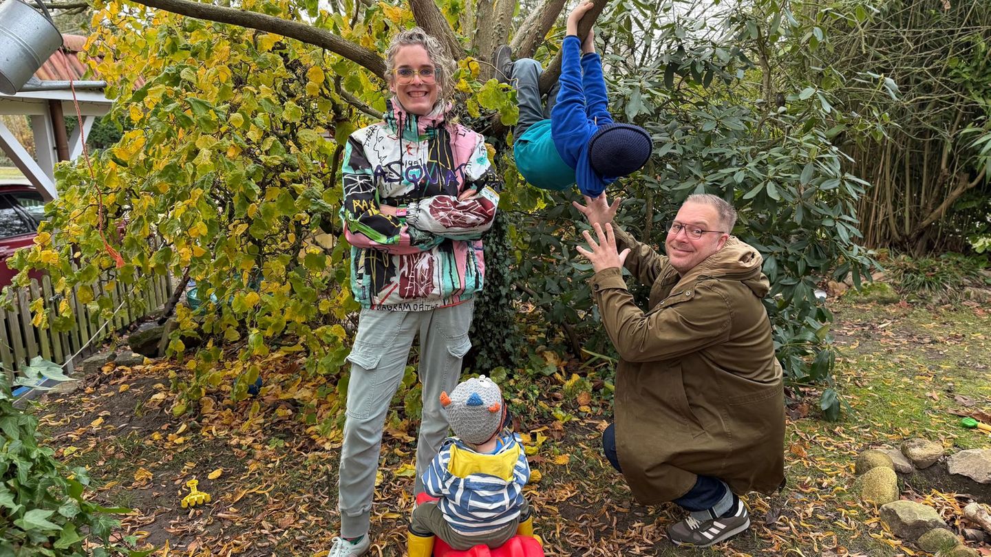 Dänemark: Familie im Garten vor dem Auswandern