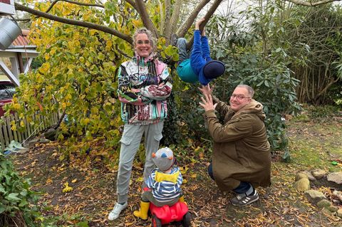 Dänemark: Familie im Garten vor dem Auswandern