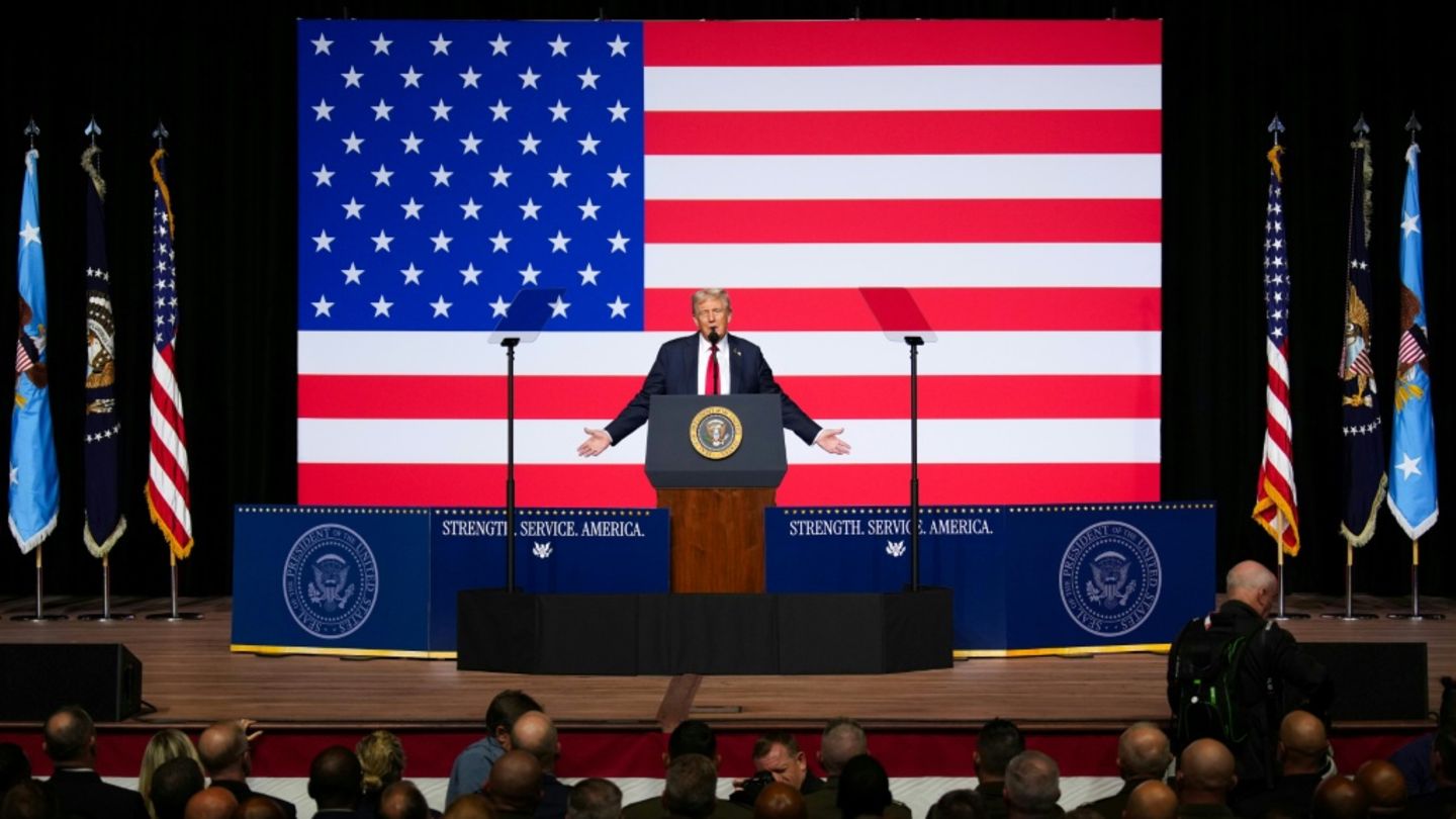 Demokratski zakonodajalci pozivajo pripadnike vojske in obveščevalne službe k uporu proti Trumpovi administraciji