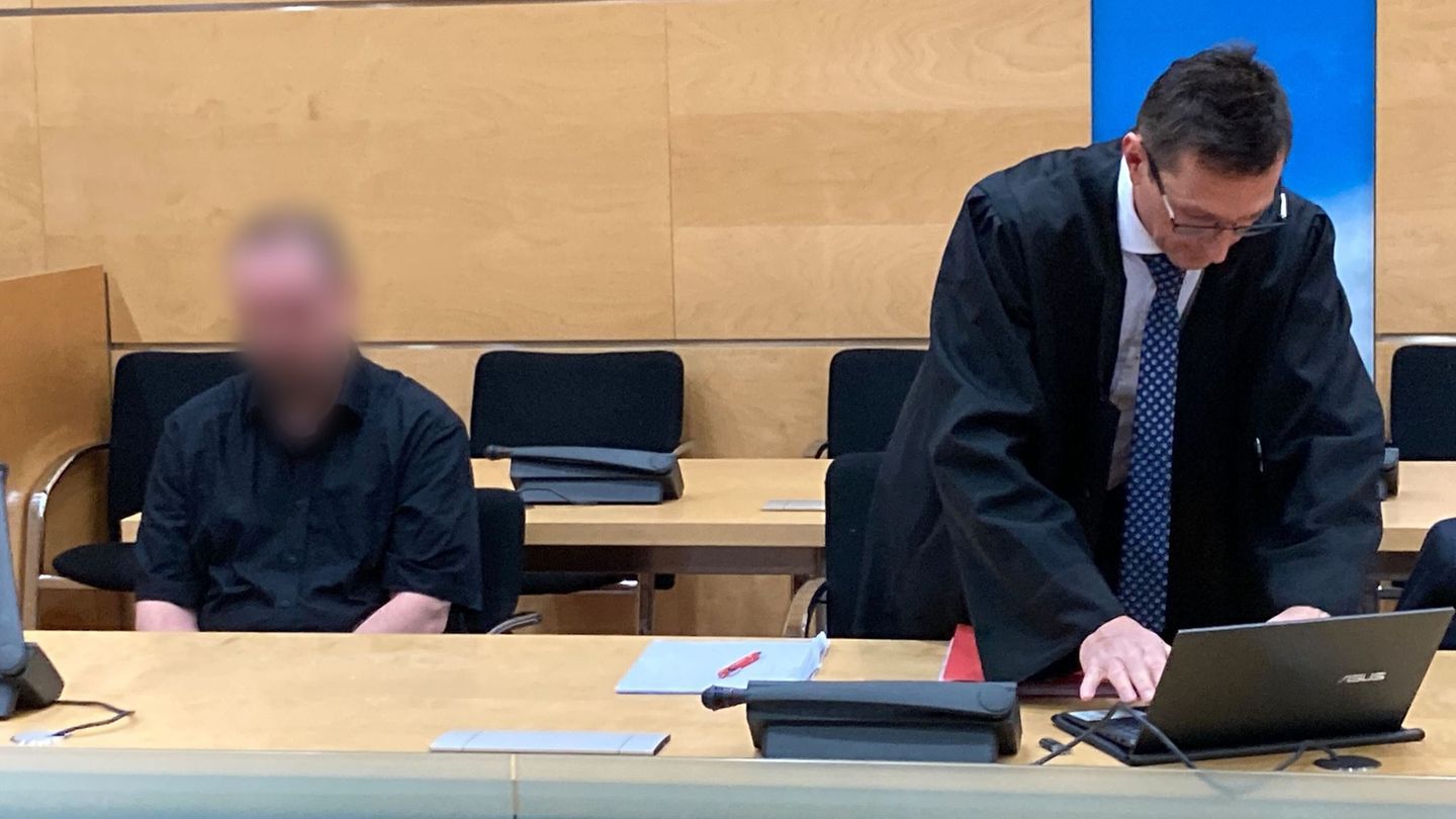 Zum Verhandlungsauftakt zeigte sich der Angeklagte geständig. Foto: Marie Frech/dpa