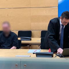 Zum Verhandlungsauftakt zeigte sich der Angeklagte geständig. Foto: Marie Frech/dpa