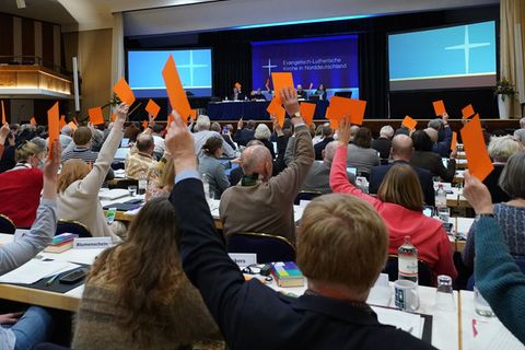 Die Mitglieder der Nordkirchensynode stimmen zum Auftakt ihrer Sitzung über eine neue Kirchenleitung ab. (Symbolbild) Foto: Marc