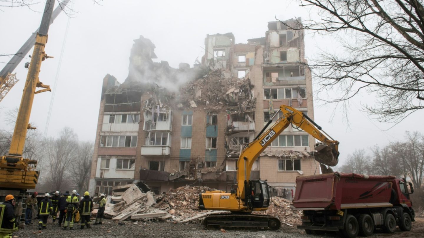 Bei russischem Angriff zerstörtes Wohnhaus in Ternopil