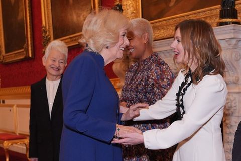 Königin Camilla und Geri Halliwell-Horner freuen sich sichtlich über ihr Wiedersehen.