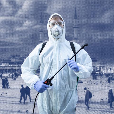 Montage: Ein Schädlingsbekämpfer auf einem belebten Platz in Istanbul