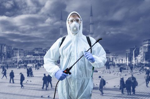 Montage: Ein Schädlingsbekämpfer auf einem belebten Platz in Istanbul