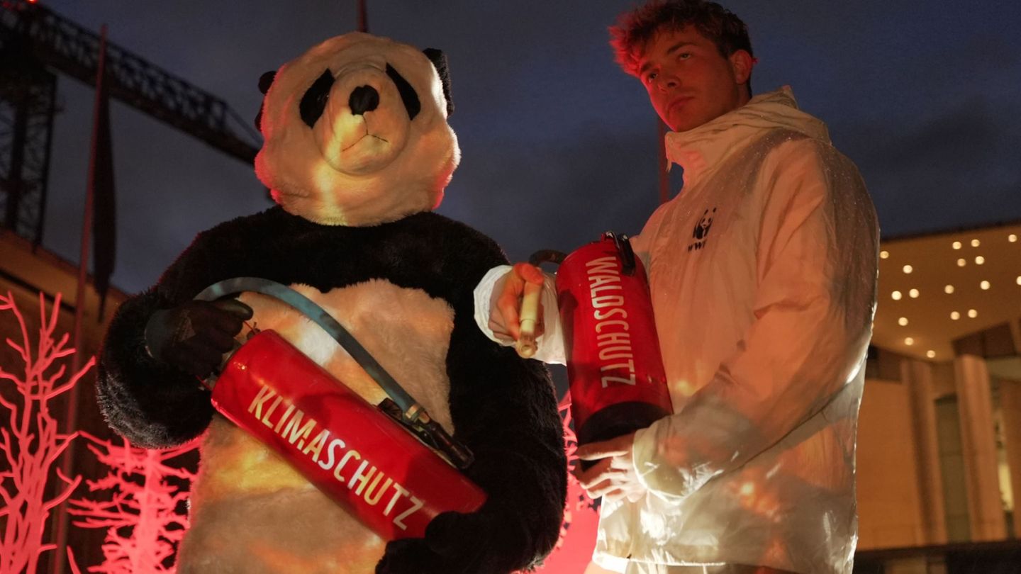WWF s simbolično instalacijo gorečega deževnega gozda pozval k večji zaščiti podnebja v Berlinu