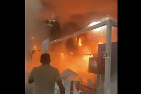 Im Eingangsbereich des Konferenzgeländes in Belém brannte es heftig. Über Verletzte ist bislang nichts bekannt