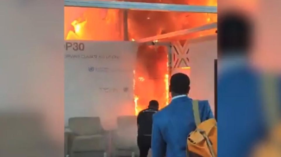 Feuer auf Klimakonferenz: Besucher fliehen vor meterhohen Flammen