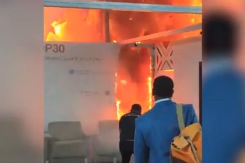 Feuer auf Klimakonferenz: Besucher fliehen vor meterhohen Flammen