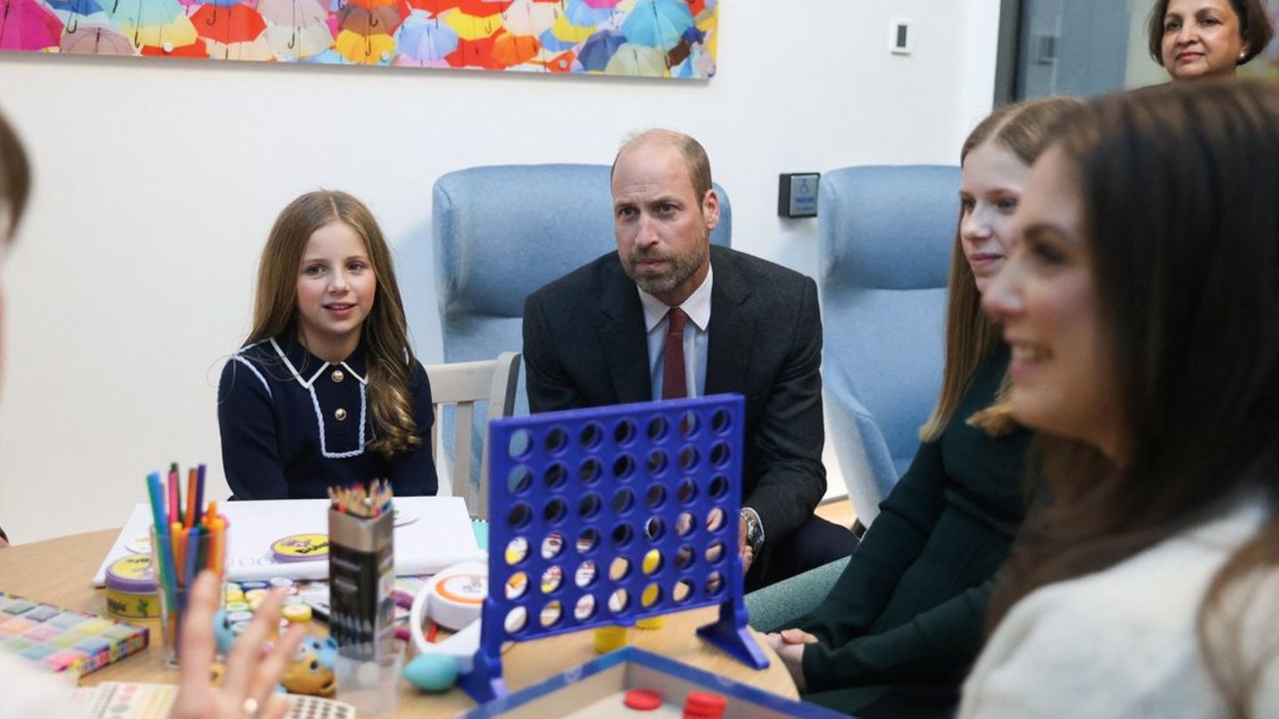 Prinz William neben den Töchtern des verstorbenen Rob Burrow in Leeds.