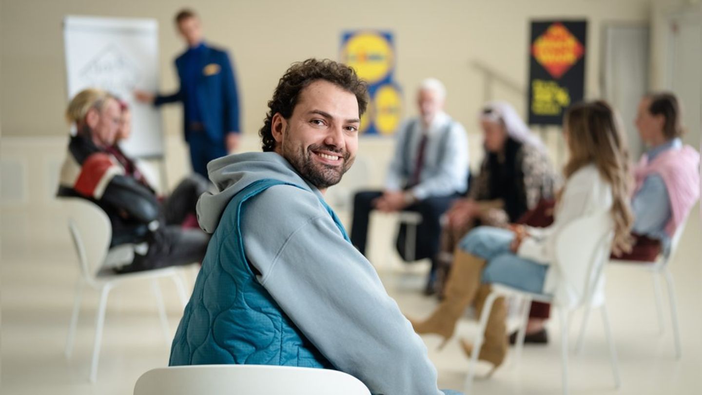 Jimi Blue Ochsenknecht in der Selbsthilfe-Gruppe "Sparen lernen".