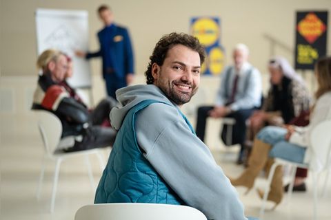 Jimi Blue Ochsenknecht in der Selbsthilfe-Gruppe "Sparen lernen".