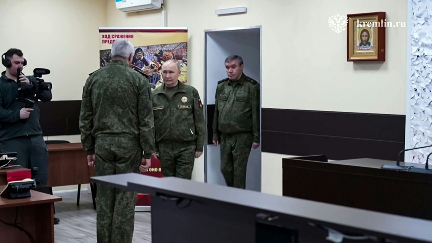 Putin obiskal fronto, Rusija trdi, da je zavzela Kupjansk, in obsoja ukrajinsko vodstvo