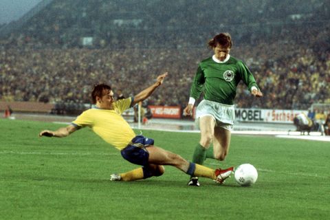 Dieter Herzog (r) gewann mit dem Team der Bundesrepublik Deutschland die Fußball-Weltmeisterschaft 1974. Foto: Karl Schnörrer/dp