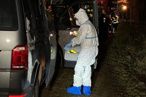 Die Spurensicherung der Polizei ist in einem Waldgebiet in München im Einsatz