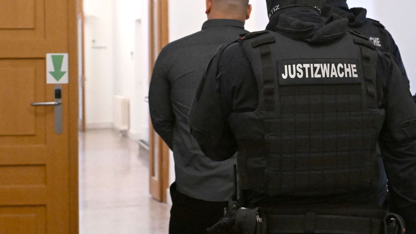 Der Angeklagte soll Weihnachten 2024 für einen Anschlag ins Auge gefasst haben. Foto: Barbara Gindl/APA/dpa