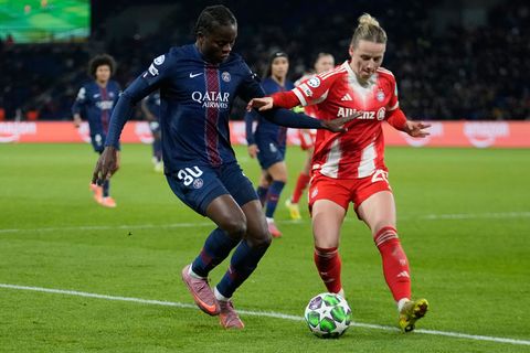 Enges Duell: Bayerns Franziska Kett (r) im Zweikampf mit PSG-Spielerin Merveille Kanjinga. Foto: Michel Euler/AP/dpa