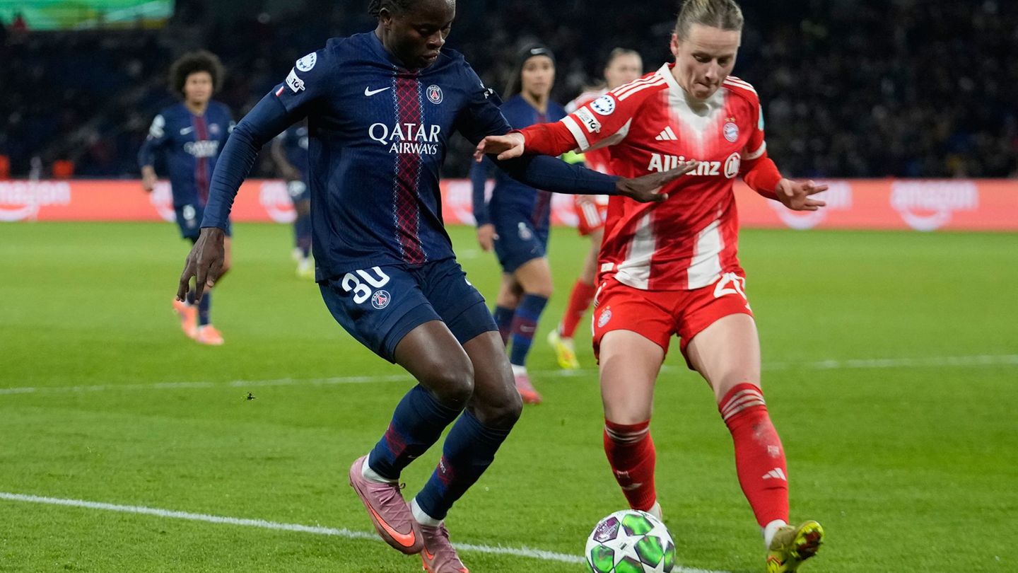 Enges Duell: Bayerns Franziska Kett (r) im Zweikampf mit PSG-Spielerin Merveille Kanjinga. Foto: Michel Euler/AP/dpa