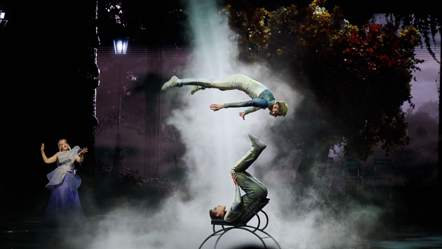 Zum Ensemble zählen in Berlin rund 40 Artistinnen und Artisten aus etwa 20 Ländern. Foto: Annette Riedl/dpa