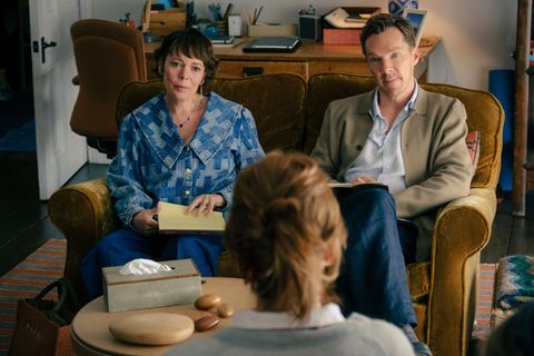 Noch sitzen Ivy (Olivia Colman, links) und Theo (Benedict Cumberbatch) ruhig nebeneinander.