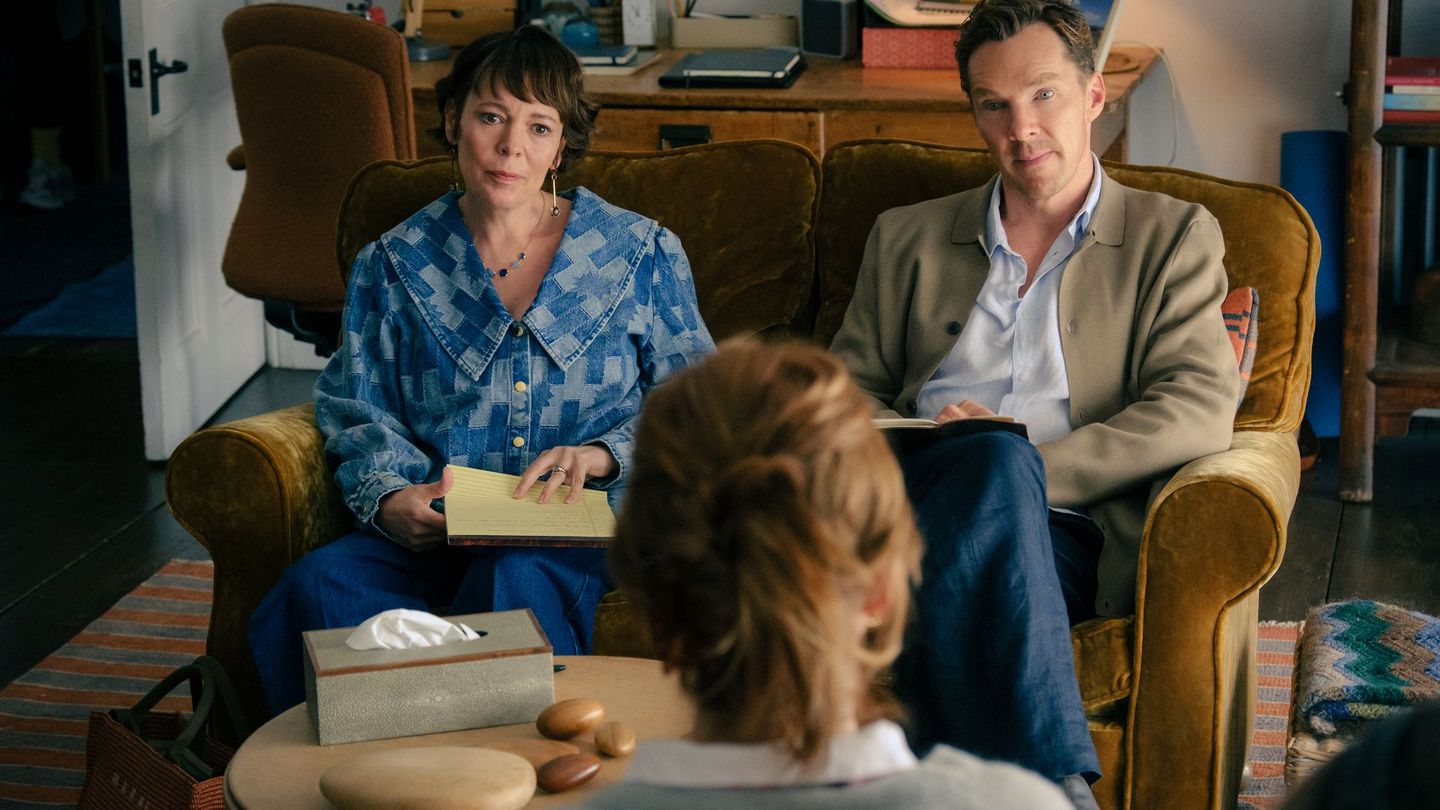Noch sitzen Ivy (Olivia Colman, links) und Theo (Benedict Cumberbatch) ruhig nebeneinander.