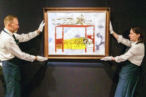 Mitarbeiter bei der Auktion in New York mit dem Gemälde von Frida Kahlo
