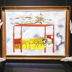 Mitarbeiter bei der Auktion in New York mit dem Gemälde von Frida Kahlo