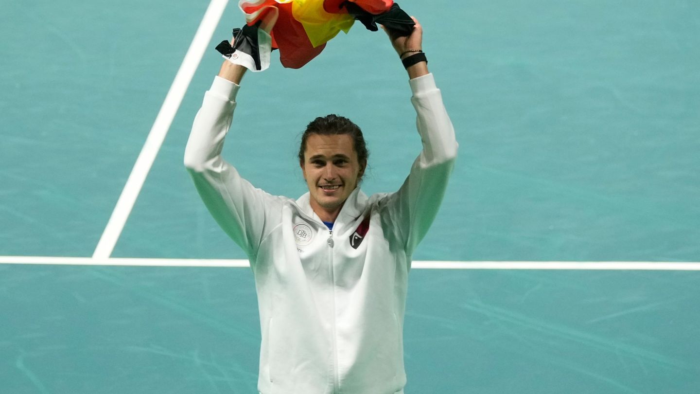 Zverev jubelte mit Deutschland-Fahne über den Viertelfinalsieg gegen Argentinien. Foto: Luca Bruno/AP/dpa