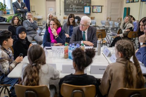 Kretschmann könnte sich vorstellen, einen Teil seines Ruhestands in Schulen zu verbringen. (Archivbild) Foto: Christoph Schmidt/