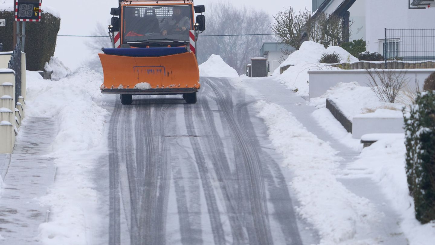 Der Winterdienst sorgt im Winter für sichere Straßen. (Archivbild) Foto: Thomas Frey/dpa