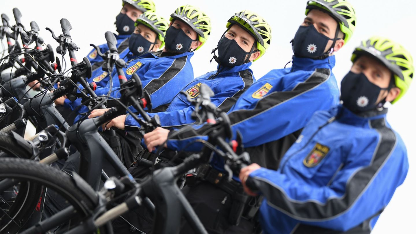 Dass die Fahrradstreifen jederzeit ansprechbar seien, habe zu einer stärkeren Bürgernähe geführt, sagt Innenminister Michael Ebl