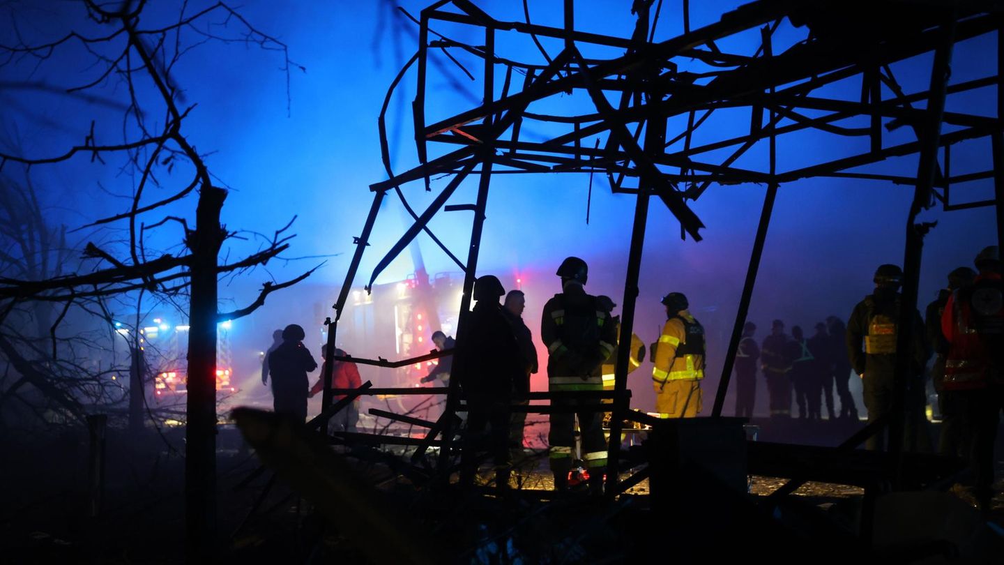 Rettungskräfte bei einem nächtlichen Einsatz in der Ukraine