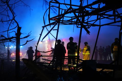 Rettungskräfte bei einem nächtlichen Einsatz in der Ukraine