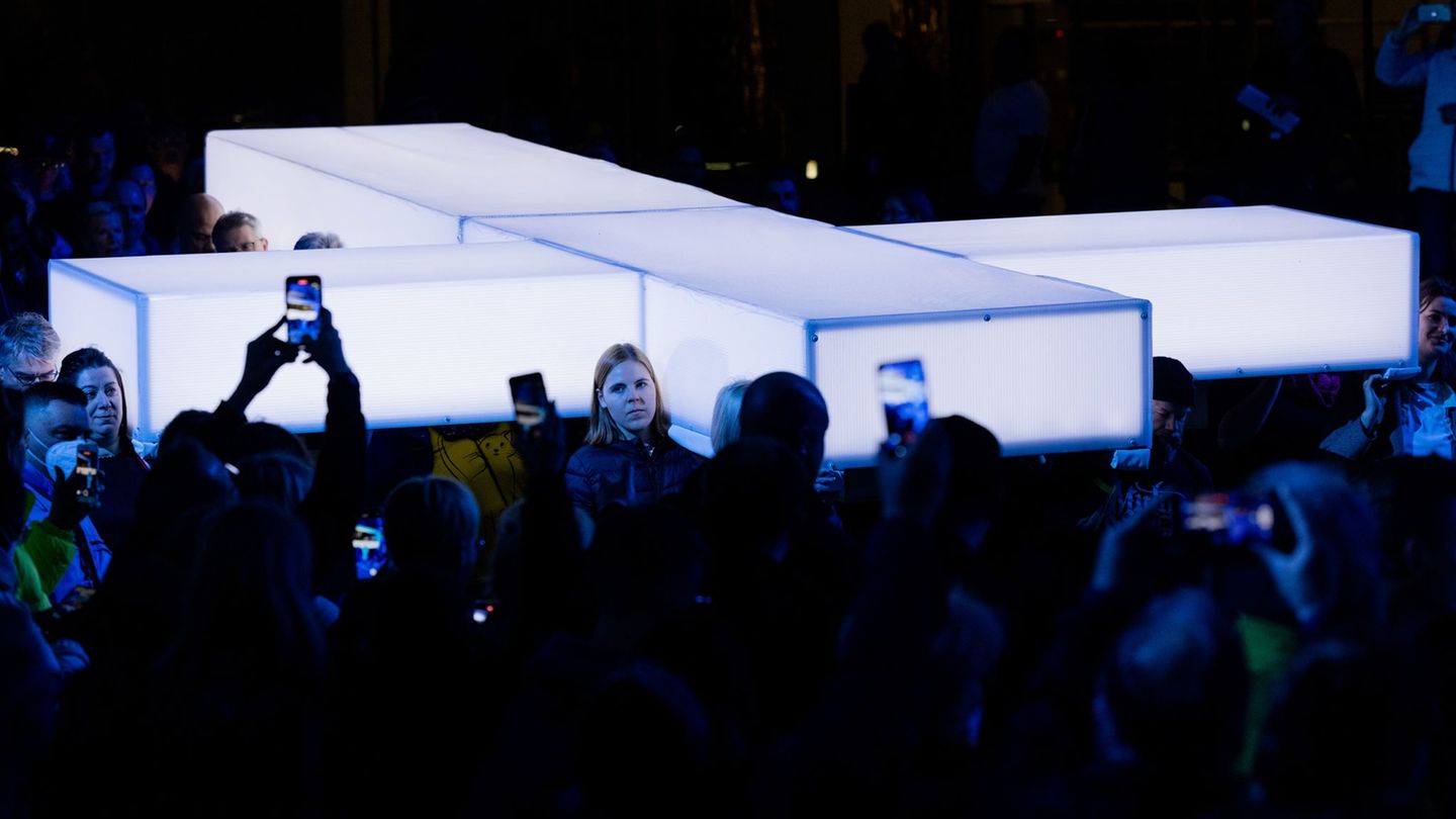 Bei "Die Passion" wurde stets ein großes Kreuz durch Innenstädte getragen - 2026 wird es nicht der Fall sein. (Archivbild) Foto: