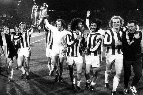 Die Bayern mit Paul Breitner (Mitte), Gerd Müller (3.v.r.) und Uli Hoeneß (2.v.r.) jubeln nach dem Gewinn des Europapokals der L