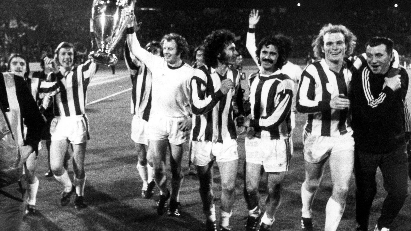 Die Bayern mit Paul Breitner (Mitte), Gerd Müller (3.v.r.) und Uli Hoeneß (2.v.r.) jubeln nach dem Gewinn des Europapokals der L