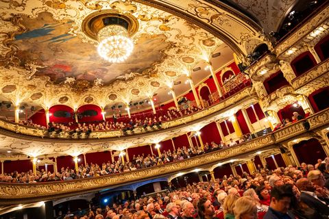 Mit 1200 Plätzen ist das Schauspielhaus das größte Sprechtheater Deutschlands. (Archivfoto) Foto: Jonas Walzberg/dpa