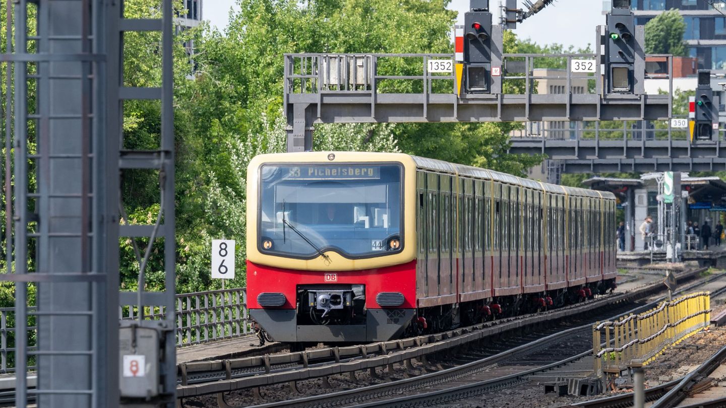Die Berliner S-Bahn vermeldet am Freitagmorgen mehrere Störungen. (Symbolbild) Foto: Soeren Stache/dpa