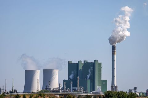 Das Braunkohlekraftwerk in Schkopau ist das größte Kraftwerk in Sachsen-Anhalt. (Symbolbild) Foto: Jan Woitas/dpa