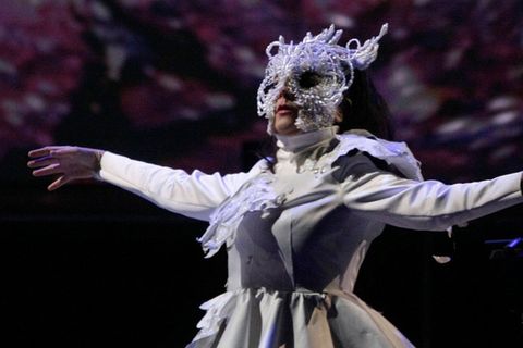 Björk auf der Bühne - in ihrem Element.