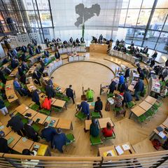 Grüne und Linke kritisieren die Arbeit der Minderheitsregierung in Sachsen. (Archivbild) Foto: Robert Michael/dpa
