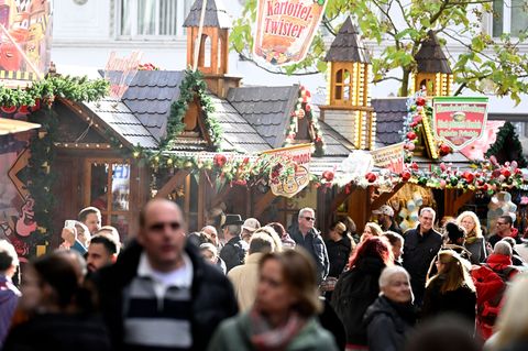 Am Wetter sollte der Weihnachtsmarkt-Bummel am Wochenende in Nordrhein-Westfalen nicht scheitern. (Archivbild) Foto: Roberto Pfe