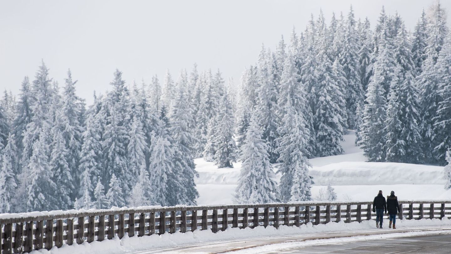 Die Panoramastraße ist ein bekanntes Fotomotiv – und auch zum Driften bei Schnee beliebt. (Symbolbild) Foto: Lino Mirgeler/dpa