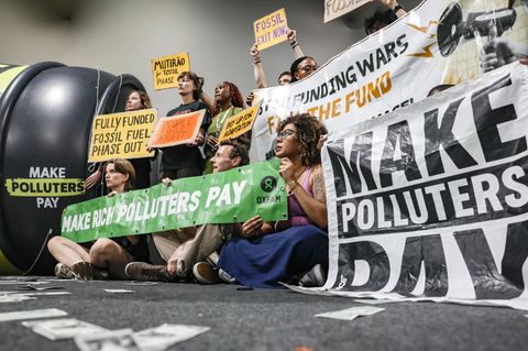 Aktivisten fordern auf der Klimakonferenz, dass große Emittenten für Klimaschäden zahlen und ein Aus der fossilen Energien