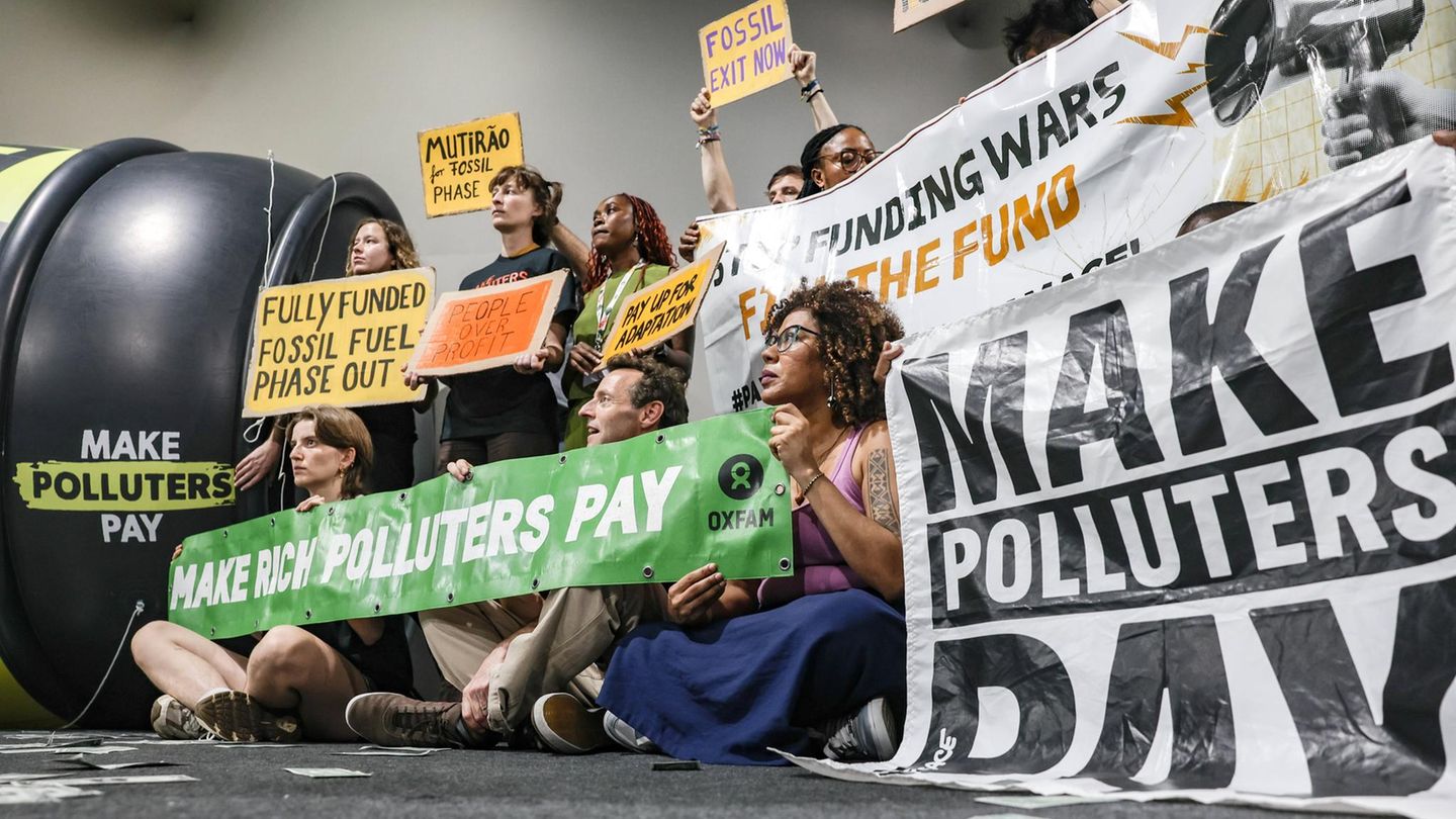 Aktivisten fordern auf der Klimakonferenz, dass große Emittenten für Klimaschäden zahlen und ein Aus der fossilen Energien