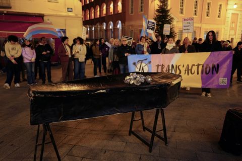 Gedenken an Opfer transfeindlicher Gewalt in Nizza