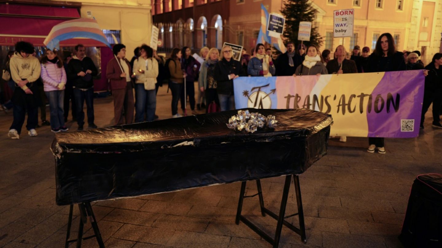 Gedenken an Opfer transfeindlicher Gewalt in Nizza