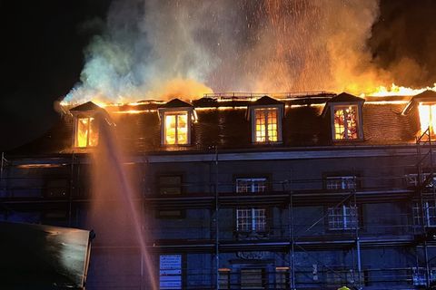 Der Dachboden des Wasserschlosses Hardenburg nahe Wuppertal steht in Flammen