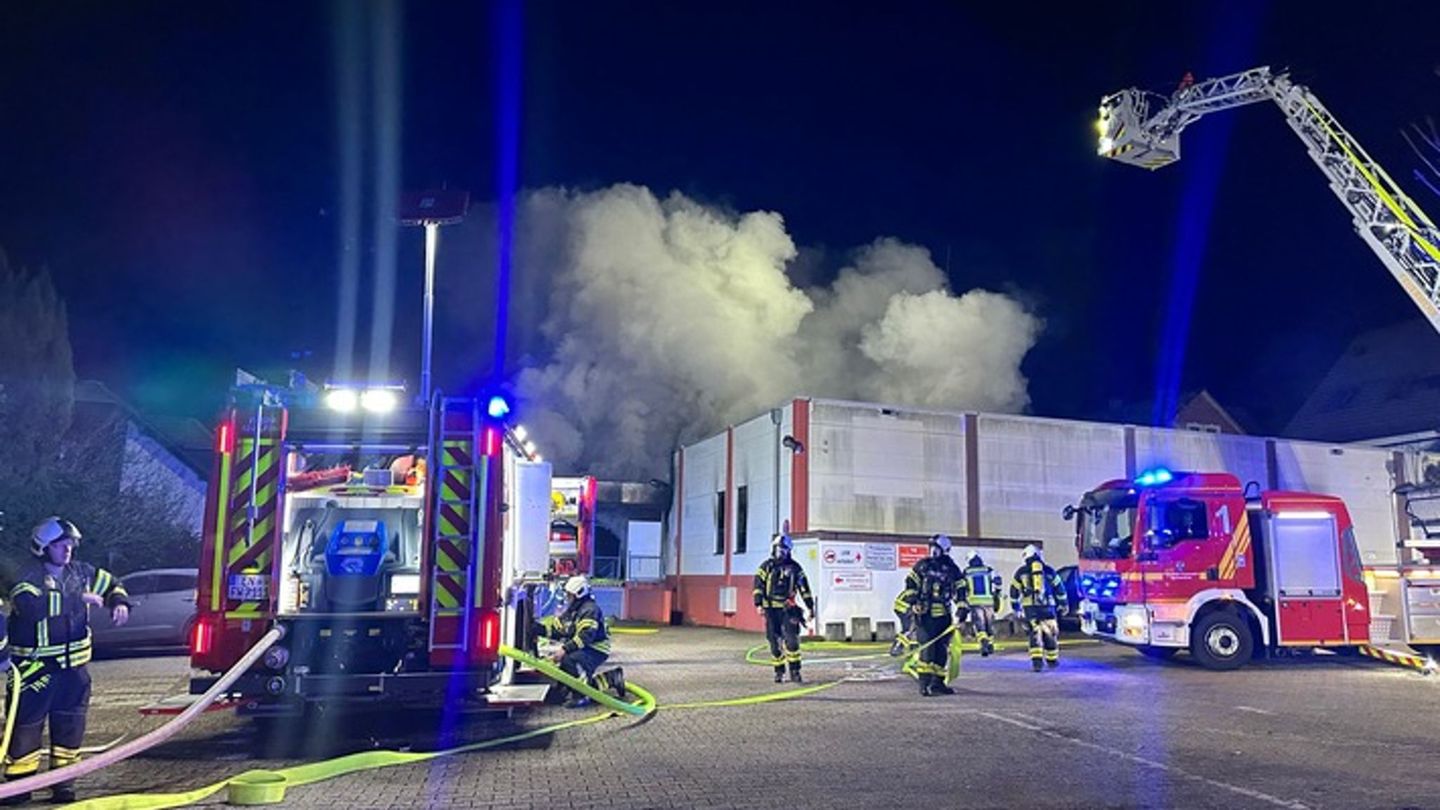 Wegen der Rauchentwicklung wurde eine Warnung herausgegeben, da gesundheitliche Beeinträchtigungen nicht auszuschließen seien. F